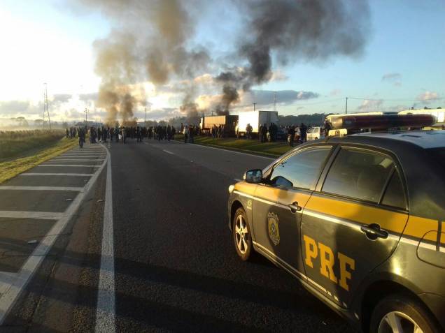 Manifestações em rodovias federais no paraná por causa dos atos convocados pelas centrais sindicais e pelas redes sociais Manifestações em rodovias federais no paraná por causa dos atos convocados pelas centrais sindicais e pelas redes sociais