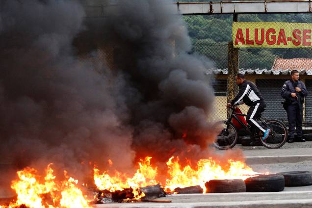Manifestantes ateiam fogo a pneus na avenida Ragueb Chohfi, zona leste de São Paulo durante dia de greve geral convocada por sindicatos em todo o País - 28/04/2017 Manifestantes ateiam fogo a pneus na avenida Ragueb Chohfi, zona leste de São Paulo durante dia de greve geral convocada por sindicatos em todo o País - 28/04/2017