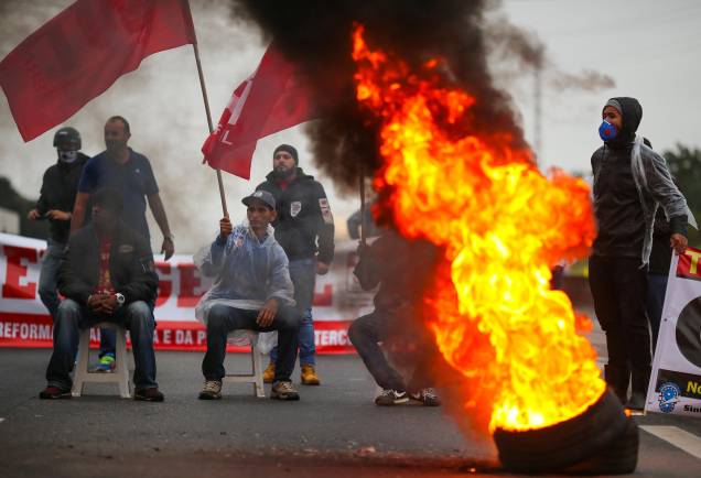 Demonstrators stand near a barricade on Dutra road during a protest against President Michel Temer's proposal reform of Brazil's social security system in the early hours of general strike in Sao Jose dos Campos, Brazil, April 28, 2017. REUTERS/Roosevelt Cassio Demonstrators stand near a barricade on Dutra road during a protest against President Michel Temer's proposal reform of Brazil's social security system in the early hours of general strike in Sao Jose dos Campos, Brazil, April 28, 2017. REUTERS/Roosevelt Cassio