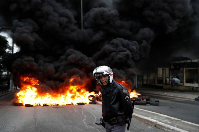 Manifestantes ateiam fogo a pneus na avenida Ragueb Chohfi, zona leste de São Paulo durante dia de greve geral convocada por sindicatos em todo o País - 28/04/2017 Manifestantes ateiam fogo a pneus na avenida Ragueb Chohfi, zona leste de São Paulo durante dia de greve geral convocada por sindicatos em todo o País - 28/04/2017