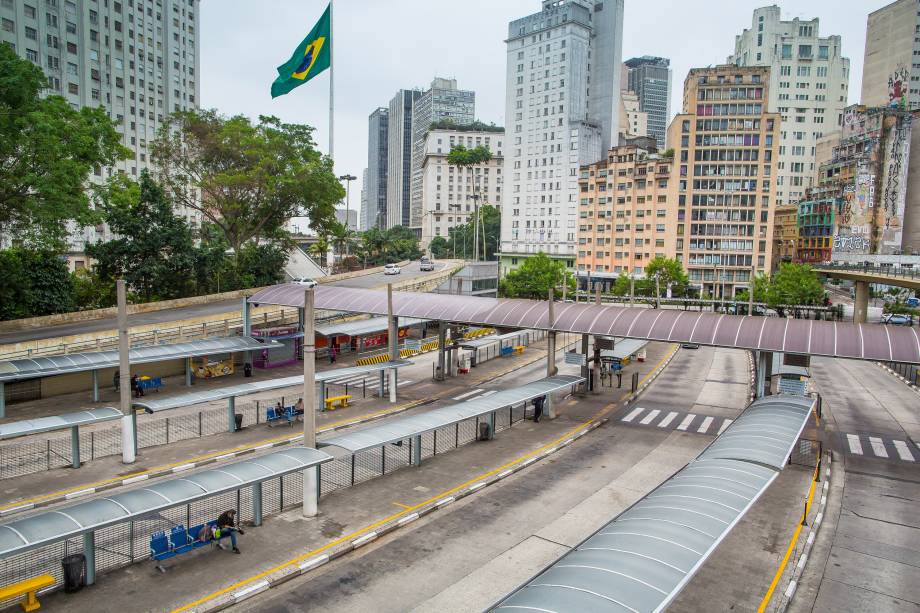 Terminal Bandeira amanhece vazio durante greve geral convocada por sindicatos e movimentos sociais no centro de São Paulo - 28/04/2017