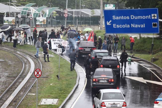 Manifestantes fecham a via de acesso ao Aeroporto Santos Dumont