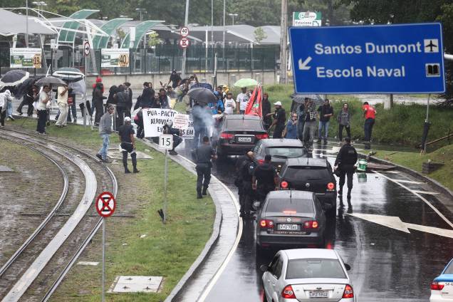Manifestantes fecham a via de acesso ao Aeroporto Santos Dumont, no Centro do Rio de Janeiro, impedindo a passagem de veículos aos terminais de embarque e desembarque - 28/04/2017 Manifestantes fecham a via de acesso ao Aeroporto Santos Dumont, no Centro do Rio de Janeiro, impedindo a passagem de veículos aos terminais de embarque e desembarque - 28/04/2017