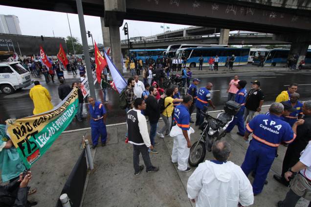 Protesto na Avenida Brasil, em frente a Rodoviária Novo Rio, no Rio de Janeiro (RJ) - 28/04/2017 Protesto na Avenida Brasil, em frente a Rodoviária Novo Rio, no Rio de Janeiro (RJ) - 28/04/2017