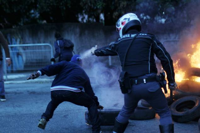 Polícia tenta dispersar manifestantes que bloquearam a avenida Ragueb Chohfi, na zona leste da capital paulista - 28/04/2017 Polícia tenta dispersar manifestantes que bloquearam a avenida Ragueb Chohfi, na zona leste da capital paulista - 28/04/2017