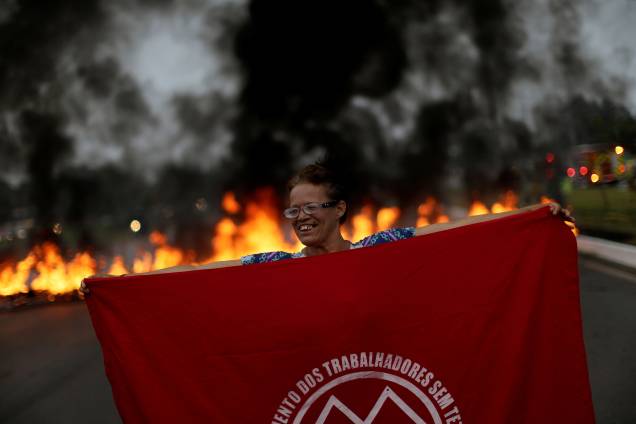 Manifestantes do Movimento dos Trabalhadores Sem Teto (MTST), fazem uma barricada durante protesto contra o presidente Michel Temer em Brasília - 28/04/2017 Manifestantes do Movimento dos Trabalhadores Sem Teto (MTST), fazem uma barricada durante protesto contra o presidente Michel Temer em Brasília - 28/04/2017