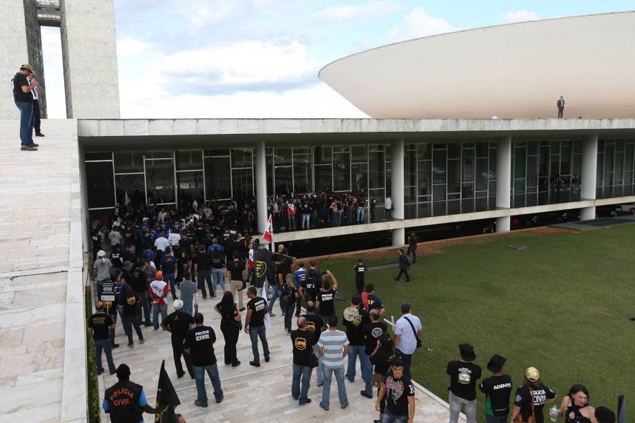 Manifestantes contrários à reforma da   Previdência tentam invadir o prédio   do Congresso Nacional, em Brasília -   18/04/2017