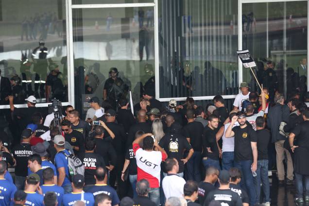 Manifestantes contrários à reforma da Previdência tentam invadir o prédio do Congresso Nacional, em Brasília - 18/04/2017 Manifestantes contrários à reforma da Previdência tentam invadir o prédio do Congresso Nacional, em Brasília - 18/04/2017