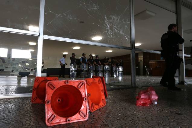 Manifestantes contrários à reforma da Previdência tentam invadir o prédio do Congresso Nacional, em Brasília - 18/04/2017 Manifestantes contrários à reforma da Previdência tentam invadir o prédio do Congresso Nacional, em Brasília - 18/04/2017