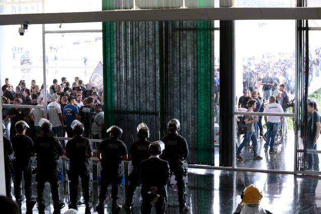 Manifestantes contrários à reforma da Previdência tentam invadir o prédio do Congresso Nacional, em Brasília - 18/04/2017 Manifestantes contrários à reforma da Previdência tentam invadir o prédio do Congresso Nacional, em Brasília - 18/04/2017