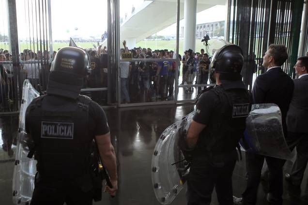 Manifestantes contrários à reforma da Previdência tentam invadir o prédio do Congresso Nacional, em Brasília - 18/04/2017 Manifestantes contrários à reforma da Previdência tentam invadir o prédio do Congresso Nacional, em Brasília - 18/04/2017