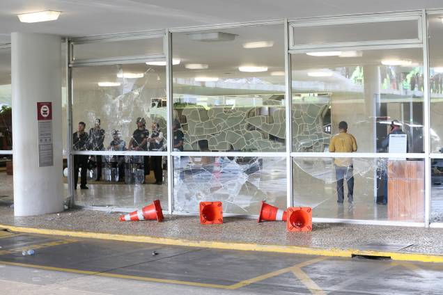 Manifestantes contrários à reforma da Previdência tentam invadir o prédio do Congresso Nacional, em Brasília - 18/04/2017 Manifestantes contrários à reforma da Previdência tentam invadir o prédio do Congresso Nacional, em Brasília - 18/04/2017