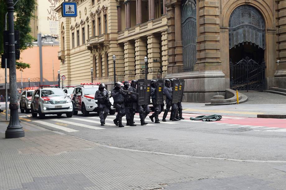 Polícia dispersa manifestantes na região do Theatro Municipal no centro de São Paulo - 28/04/2017