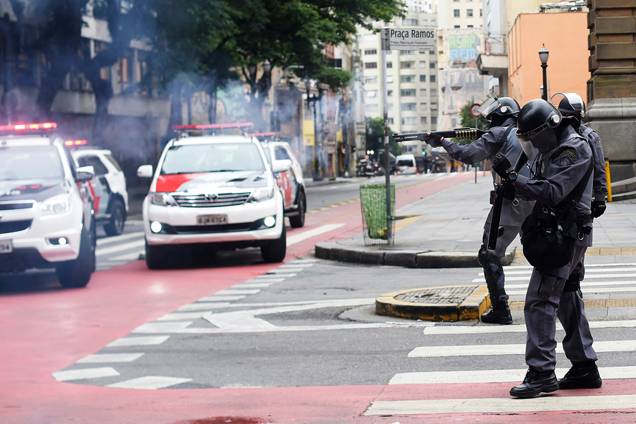Polícia dispersa manifestantes na região do Theatro Municipal no centro de São Paulo - 28/04/2017 Polícia dispersa manifestantes na região do Theatro Municipal no centro de São Paulo - 28/04/2017