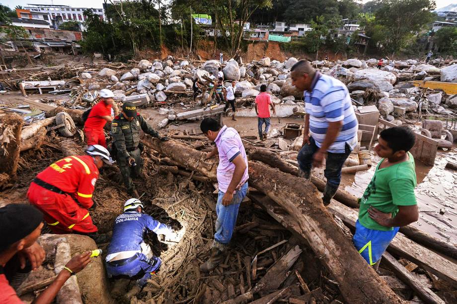 Equipes de emergência após avalanche de água e pedras causada pelo transbordamento de três rios, que destruiu vários bairros da cidade de Mocoa, capital do departamento de Putumay, na Colômbia - 02/04/2017