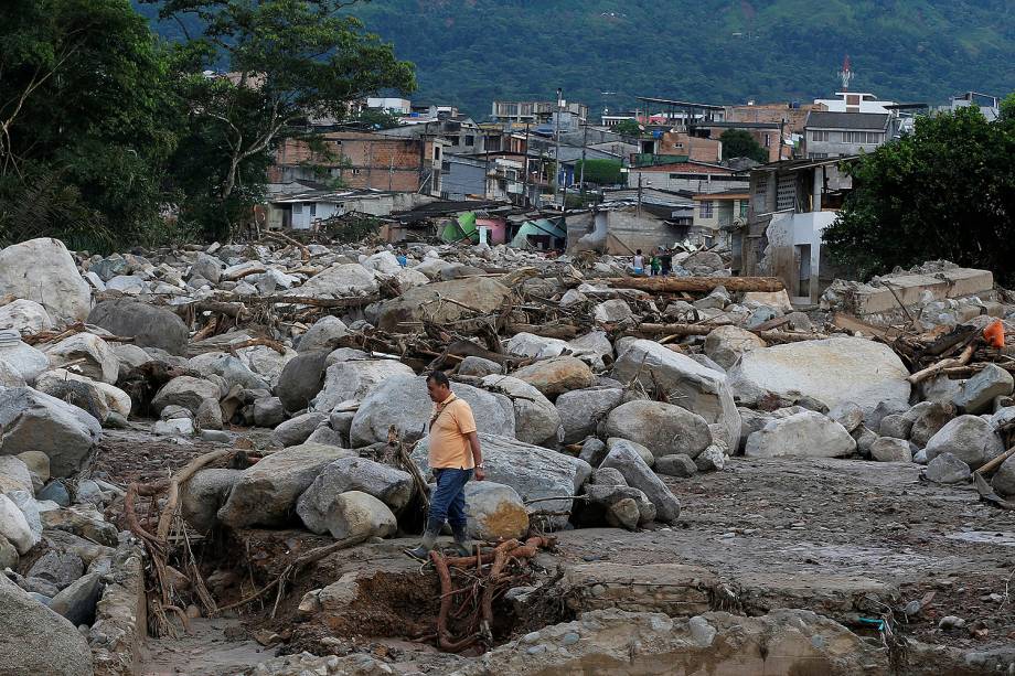 Avalanche de água e pedras causada pelo transbordamento de três rios, que destruiu vários bairros da cidade de Mocoa, capital do departamento de Putumay, na Colômbia - 02/04/2017