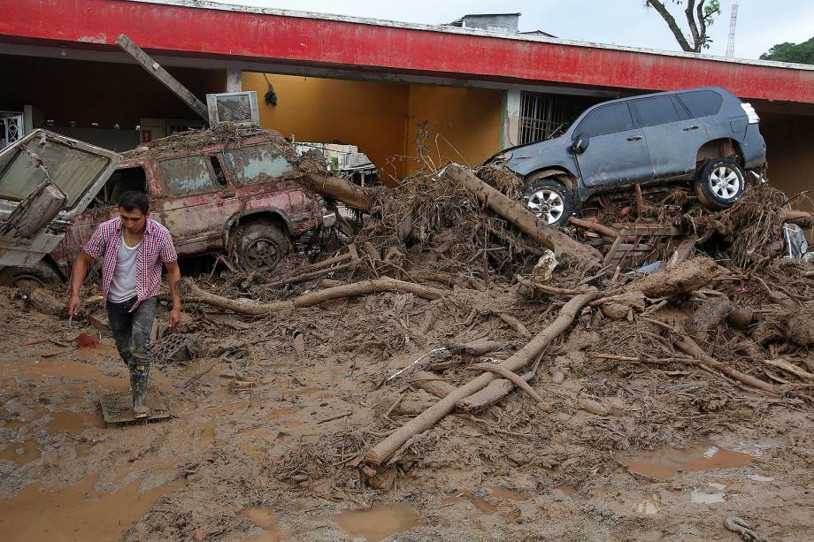 Avalanche de água e pedras causada pelo transbordamento de três rios, que destruiu vários bairros da cidade de Mocoa, capital do departamento de Putumay, na Colômbia - 02/04/2017