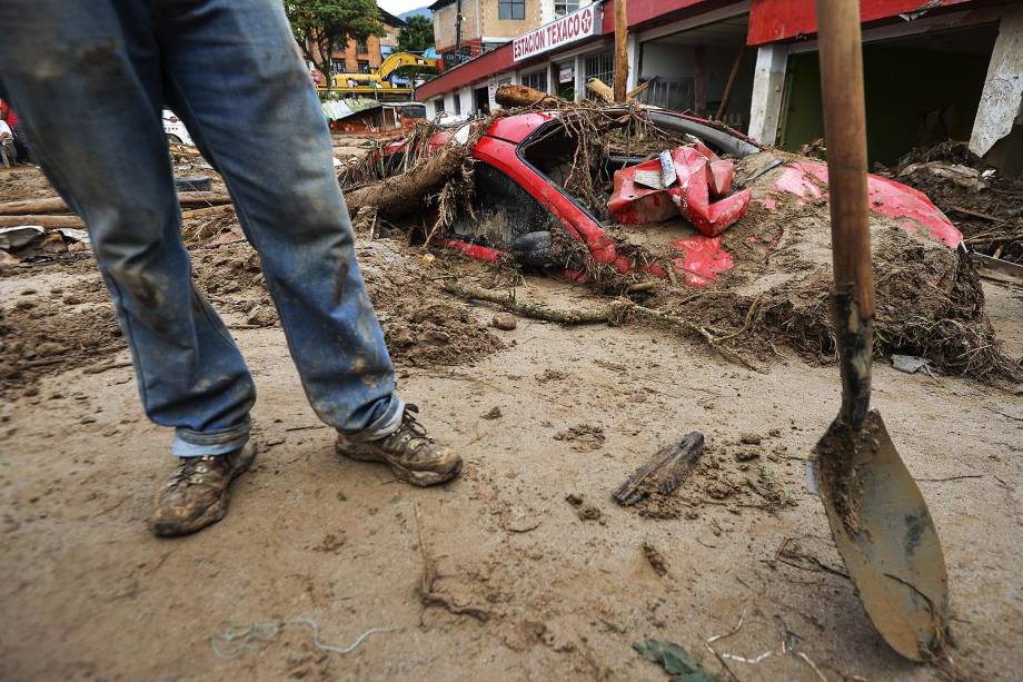 Avalanche de água e pedras causada pelo transbordamento de três rios, que destruiu vários bairros da cidade de Mocoa, capital do departamento de Putumay, na Colômbia - 02/04/2017