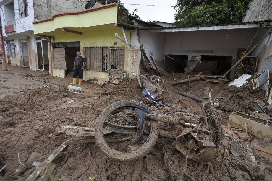 Avalanche de água e pedras causada pelo transbordamento de três rios, que destruiu vários bairros da cidade de Mocoa, capital do departamento de Putumay, na Colômbia - 02/04/2017