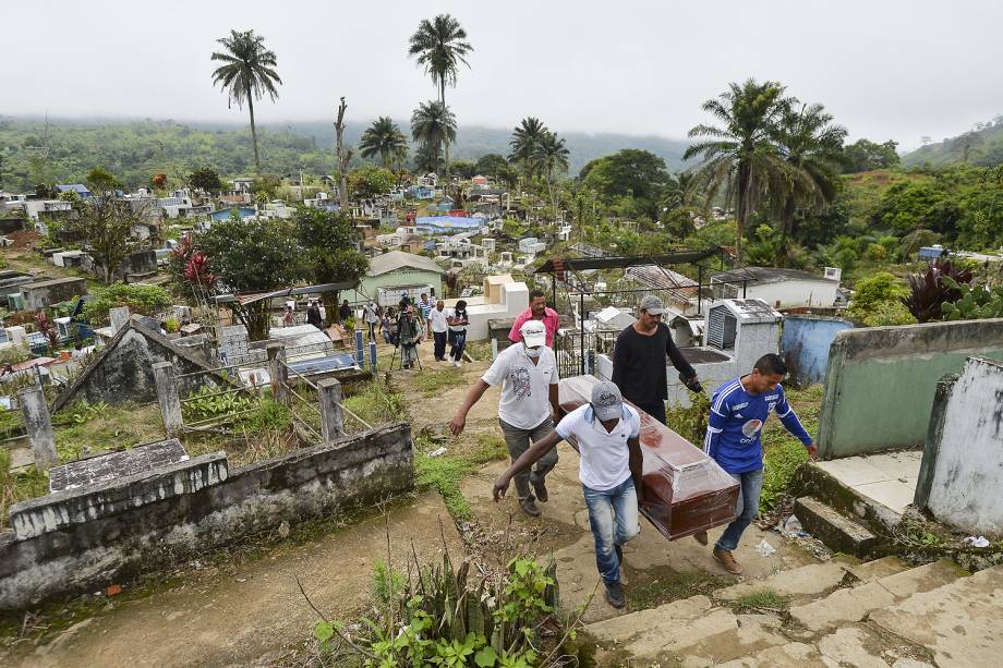 Pessoas que perderam familiares após avalanche de água e pedras causada pelo transbordamento de três rios, que destruiu vários bairros da cidade de Mocoa, capital do departamento de Putumay, na Colômbia - 03/04/2017