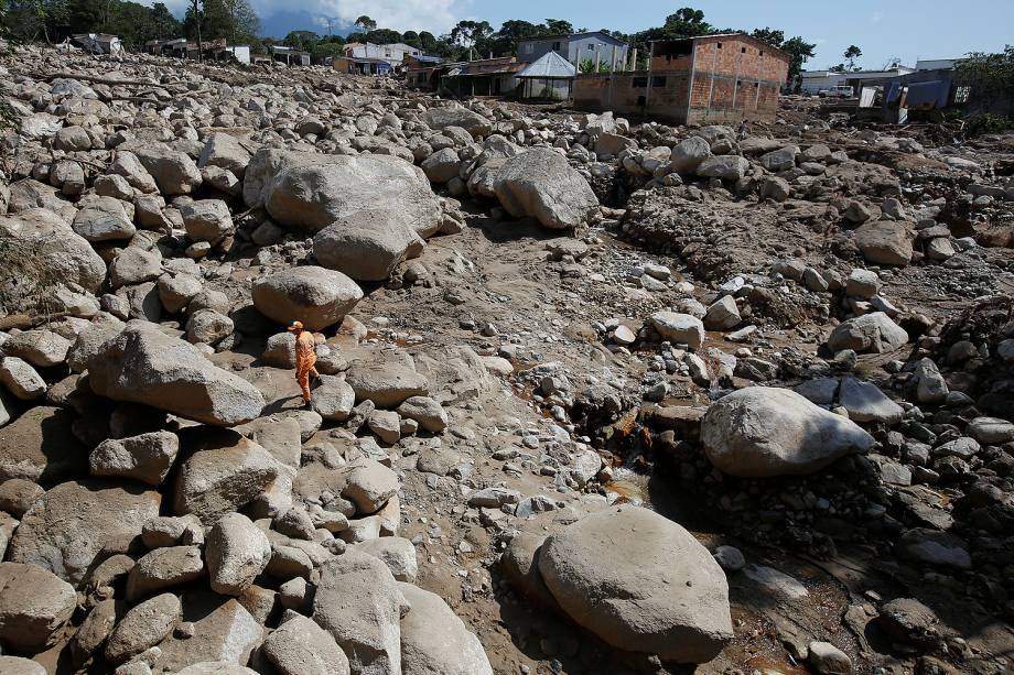 Bombeiro procura corpos em uma área destruída após inundações e deslizamentos de terra em Mocoa, Colômbia - 04/04/2017