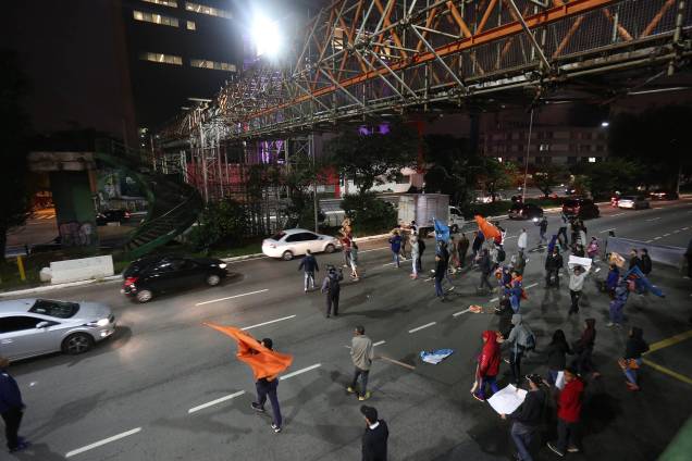 Manifestantes ligados a Força Sindical tentam bloquear o acesso ao Aeroporto de Congonhas em São Paulo - 28/04/2017 Manifestantes ligados a Força Sindical tentam bloquear o acesso ao Aeroporto de Congonhas em São Paulo - 28/04/2017
