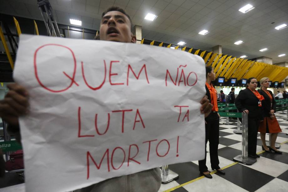 Manifestantes ligados a Força Sindical fazem ato no Aeroporto de Congonhas em São Paulo - 28/04/2017