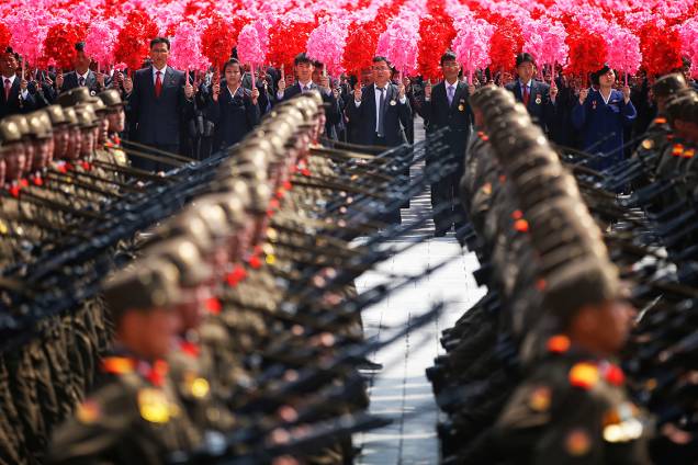 Civis e militares comparecem ao festival do "Dia do Sol", que marca o 105° aniversário de Kim Il Sung, ex-líder da Coreia do Norte - 17/04/2017 Civis e militares comparecem ao festival do "Dia do Sol", que marca o 105° aniversário de Kim Il Sung, ex-líder da Coreia do Norte - 17/04/2017