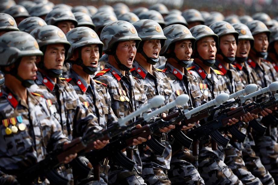 Militares marcham no festival do "Dia do Sol", que marca o 105° aniversário de Kim Il Sung, ex-líder da Coreia do Norte - 17/04/2017