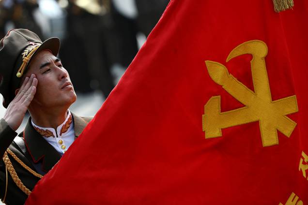 Soldado da Coreia do Norte faz reverência ao símbolo do comunismo durante marcha do "Dia do Sol", que comemora o aniversário de 105 anos do ex-líder Kim Il Sung - 17/04/2017 Soldado da Coreia do Norte faz reverência ao símbolo do comunismo durante marcha do "Dia do Sol", que comemora o aniversário de 105 anos do ex-líder Kim Il Sung - 17/04/2017