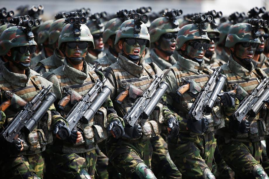 Militares marcham no festival do "Dia do Sol", que marca o 105° aniversário de Kim Il Sung, ex-líder da Coreia do Norte - 17/04/2017