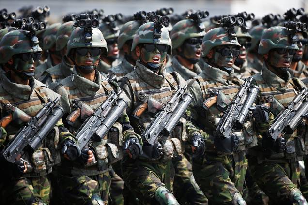 Militares marcham no festival do "Dia do Sol", que marca o 105° aniversário de Kim Il Sung, ex-líder da Coreia do Norte - 17/04/2017 Militares marcham no festival do "Dia do Sol", que marca o 105° aniversário de Kim Il Sung, ex-líder da Coreia do Norte - 17/04/2017