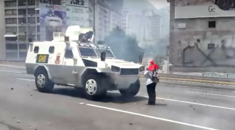 Mulher enfrenta blindado na Venezuela e vídeo viraliza