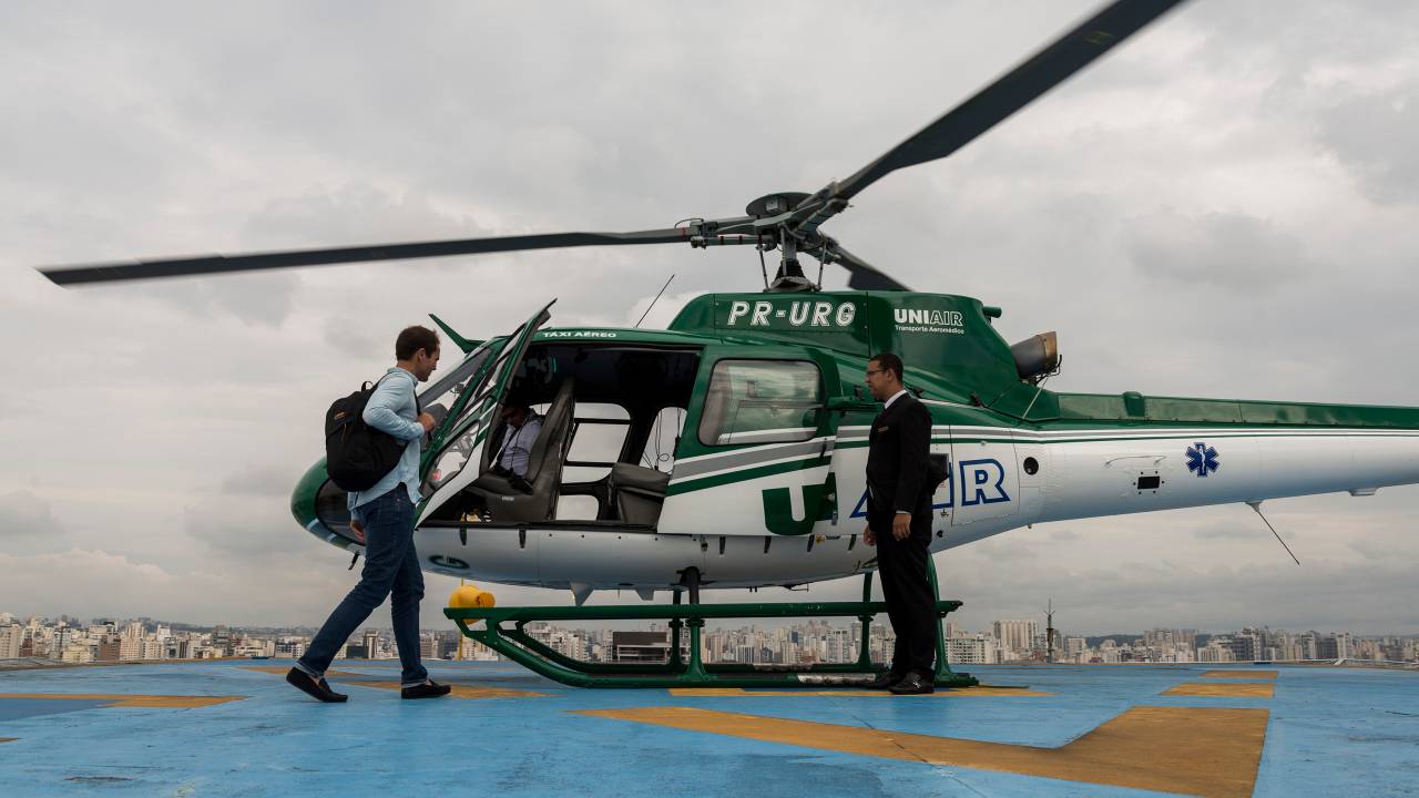Cliente embarca em serviço de helicóptero por demanda