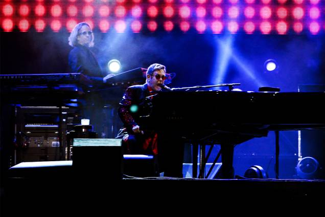 O cantor Elton John dá início à sua turnê brasileira no palco da Pedreira Paulo Leminski, em Curitiba - 31/03/2017 O cantor Elton John dá início à sua turnê brasileira no palco da Pedreira Paulo Leminski, em Curitiba - 31/03/2017