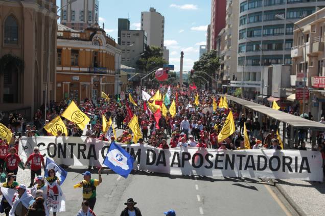 Movimentos sindicais tomaram as ruas de Curitiba durante greve gera na manhã desta sexta-feira (28) Movimentos sindicais tomaram as ruas de Curitiba durante greve gera na manhã desta sexta-feira (28)