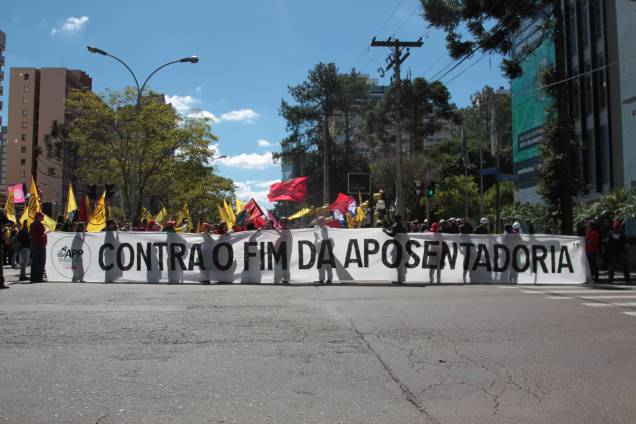 Movimentos sindicais tomaram as ruas de Curitiba durante greve gera na manhã desta sexta-feira (28) Movimentos sindicais tomaram as ruas de Curitiba durante greve gera na manhã desta sexta-feira (28)
