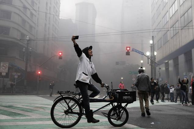 Trabalhador grava com seu celular as manifestações contra a Reforma da Previdência no centro de São Paulo - 28/04/2017 Trabalhador grava com seu celular as manifestações contra a Reforma da Previdência no centro de São Paulo - 28/04/2017