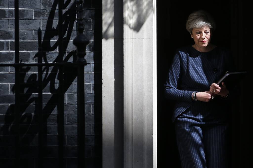 Inglaterra: Theresa May pode perder a maioria no Parlamento