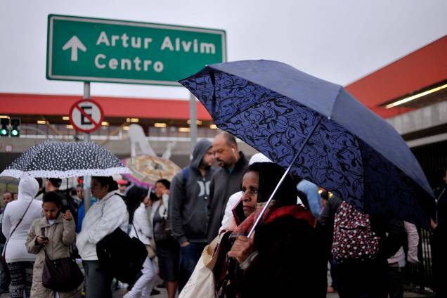 Na área externa do terminal Itaquera em São Paulo, passageiros recorrem a vans clandestinas para tentar chegar ao seu destino - 28/04/2017 Na área externa do terminal Itaquera em São Paulo, passageiros recorrem a vans clandestinas para tentar chegar ao seu destino - 28/04/2017