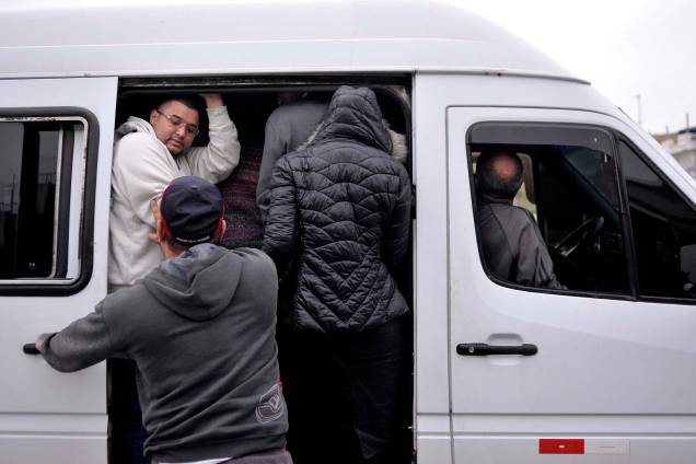 Na área externa do terminal Itaquera em São Paulo, passageiros recorrem a vans clandestinas para tentar chegar ao seu destino - 28/04/2017 Na área externa do terminal Itaquera em São Paulo, passageiros recorrem a vans clandestinas para tentar chegar ao seu destino - 28/04/2017