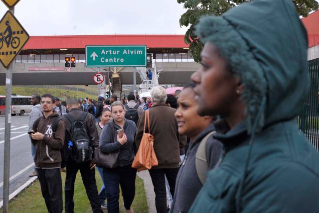 Na área externa do terminal Itaquera em São Paulo, muitos passageiros recorrem a ônibus de cooperativas e vans clandestinas para tentar chegar ao seu destino - 28/04/2017 Na área externa do terminal Itaquera em São Paulo, muitos passageiros recorrem a ônibus de cooperativas e vans clandestinas para tentar chegar ao seu destino - 28/04/2017