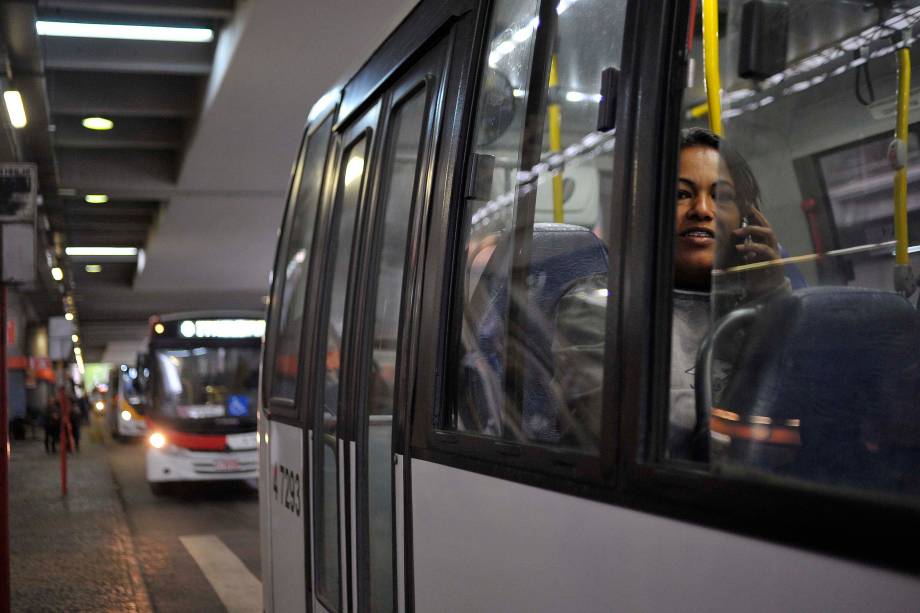 No terminal de ônibus de Itaquera, zona leste da capital paulista, a alternativa são vans de cooperativas - 28/04/2017