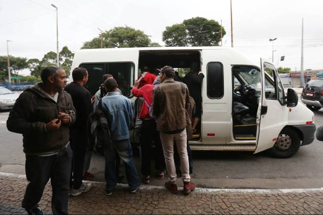 Vans clandestinas cobram até cinco reais para transportar passageiros ao metrô Paraíso na saída do terminal Jabaquara na zona sul de São Paulo - 28/04/2017 Vans clandestinas cobram até cinco reais para transportar passageiros ao metrô Paraíso na saída do terminal Jabaquara na zona sul de São Paulo - 28/04/2017