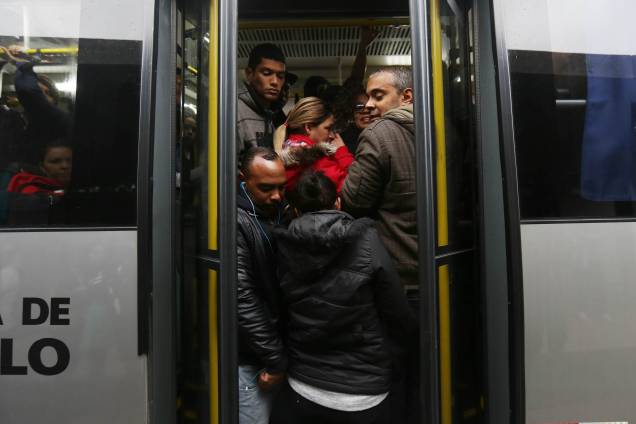 Ônibus e vans de cooperativas ficam lotados de passageiros durante greve geral na saída do terminal de ônibus do Jabaquara, na zona sul de São Paulo - 28/04/2017 Ônibus e vans de cooperativas ficam lotados de passageiros durante greve geral na saída do terminal de ônibus do Jabaquara, na zona sul de São Paulo - 28/04/2017