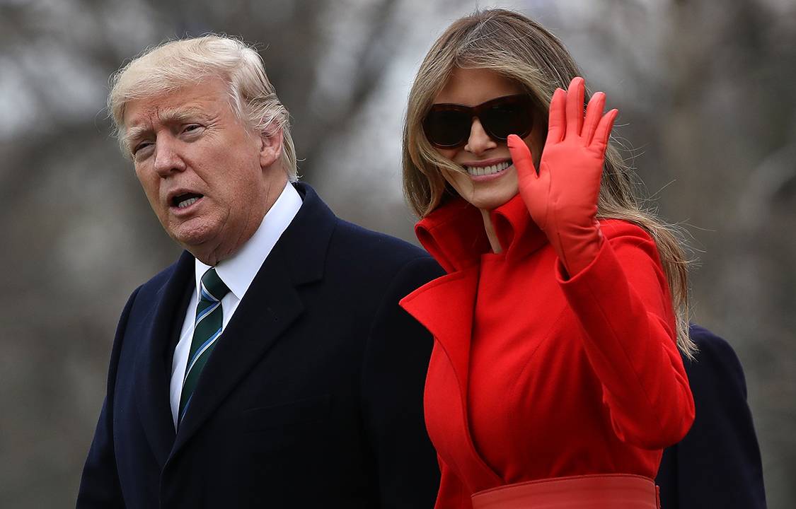 Presidente Donald Trump e Primeira-Dama, Melania Trump, caminham pela Casa Branca