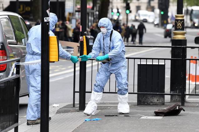 Investigadores forenses recuperam uma faca após um homem ter sido preso em Whitehall em Westminster, no centro de Londres - 27/04/2017 Investigadores forenses recuperam uma faca após um homem ter sido preso em Whitehall em Westminster, no centro de Londres - 27/04/2017