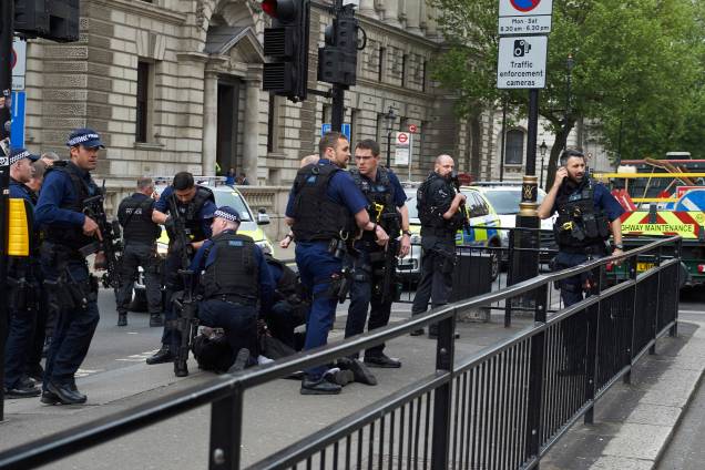 Policiais armados detém um homem nos arredores das Casas do Parlamento, no centro de Londres após tentativa de ataque com uma faca - 27/04/2017 Policiais armados detém um homem nos arredores das Casas do Parlamento, no centro de Londres após tentativa de ataque com uma faca - 27/04/2017