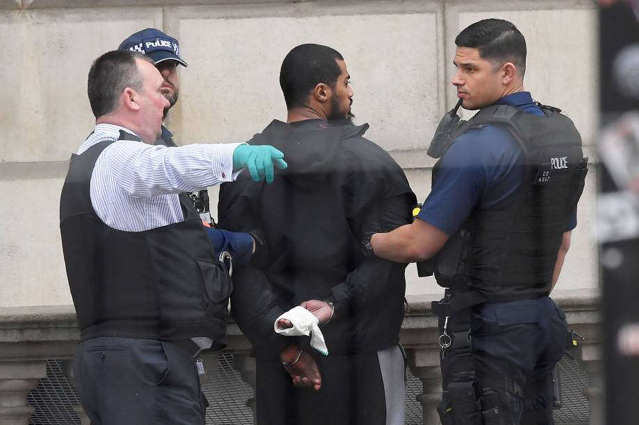 Homem é detido pela polícia em Westminster após tentativa de ataque no centro de Londres - 27/04/2017