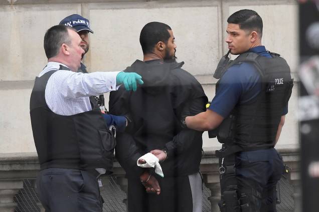 Homem é detido pela polícia em Westminster após tentativa de ataque no centro de Londres - 27/04/2017 Homem é detido pela polícia em Westminster após tentativa de ataque no centro de Londres - 27/04/2017